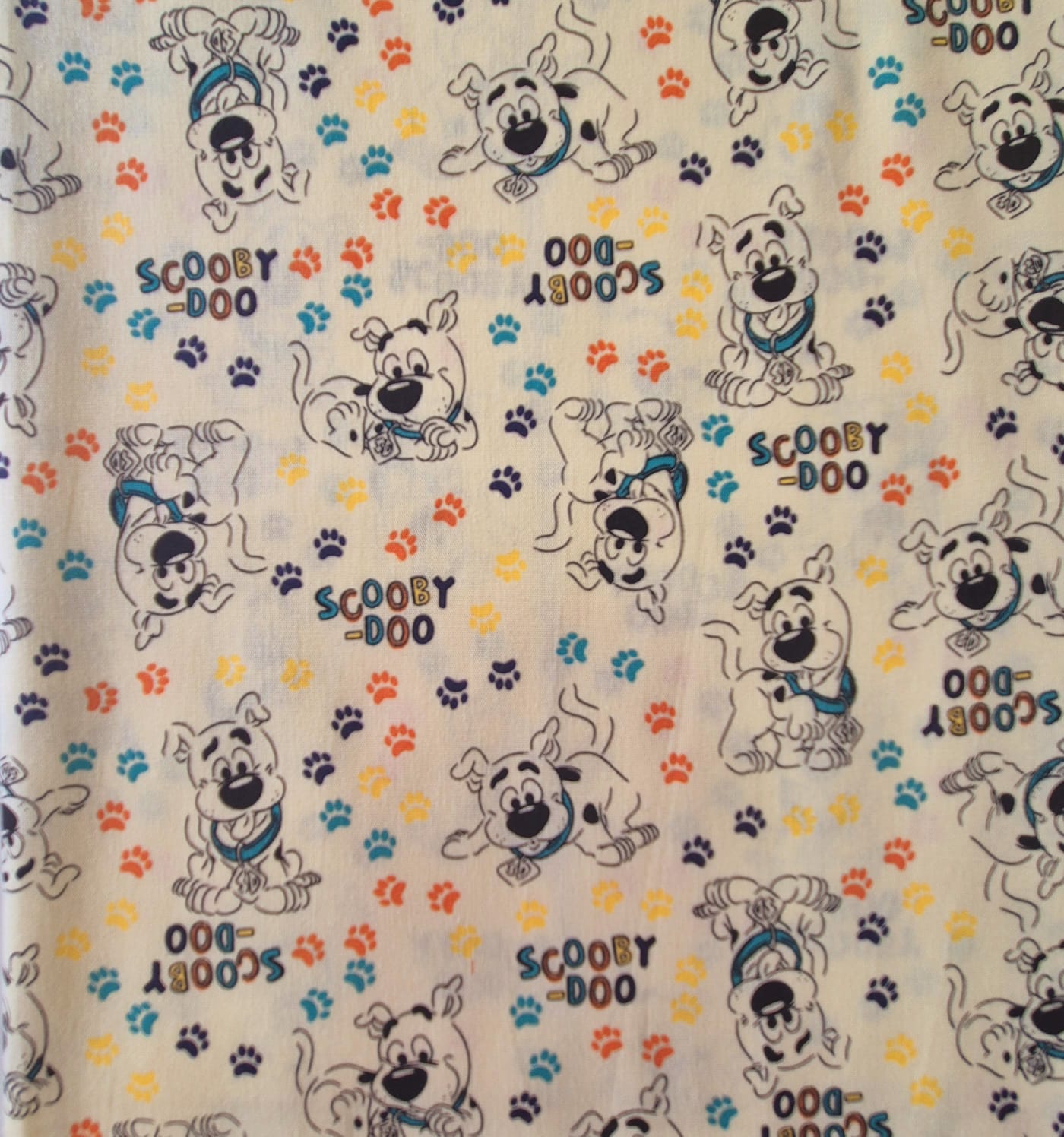 Tecido tricoline  - Patinhas fundo creme - WB Scooby Doo  - Ibirapuera Textil  (50x1,50 cm)