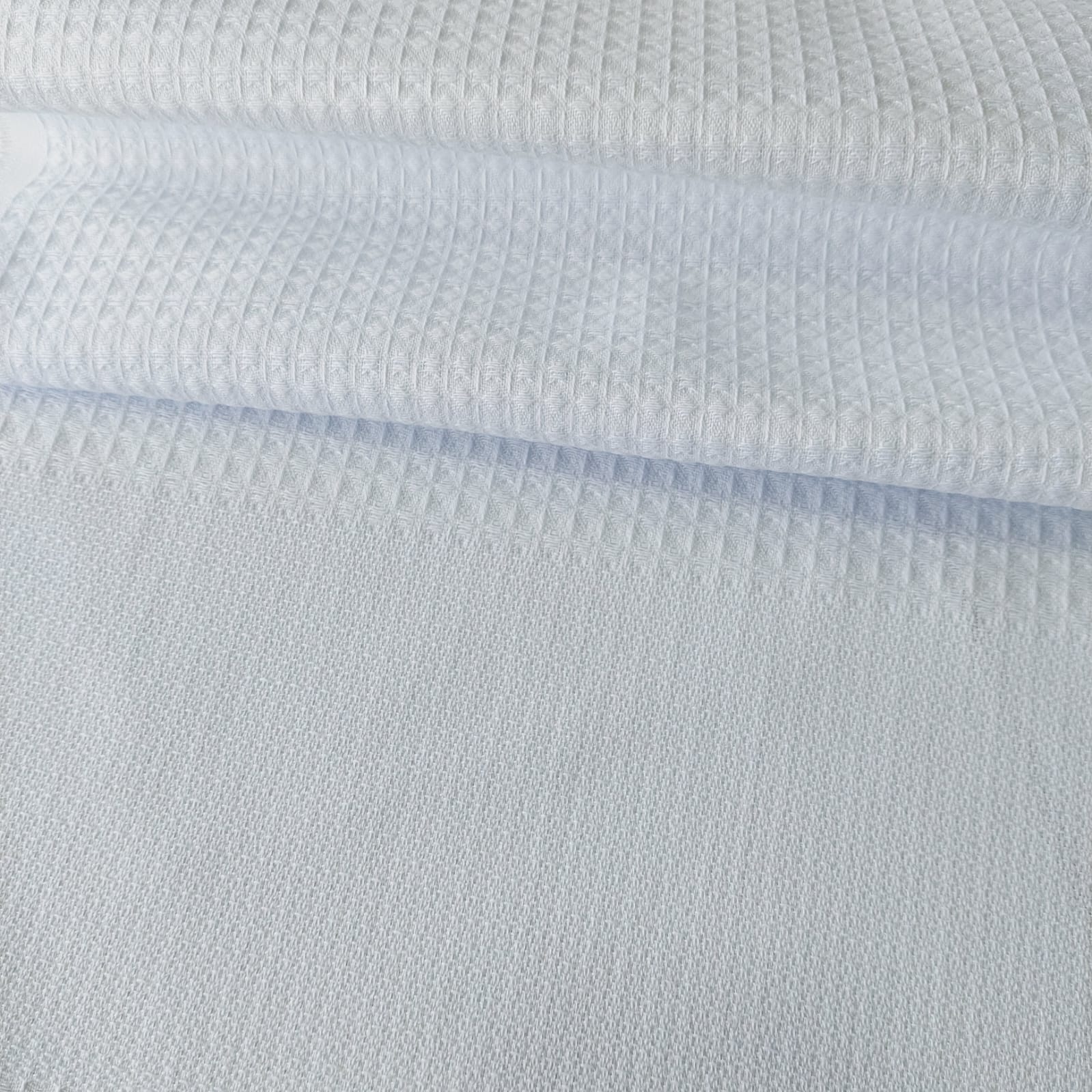Pano d prato atoalhado bordado no tecido xadrez com bico em crochê.