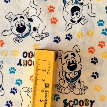 Tecido tricoline  - Patinhas fundo creme - WB Scooby Doo  - Ibirapuera Textil  (50x1,50 cm)