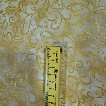 Tecido Tricoline  - Arabesco dourado fd. palha - Natal - Tecidos Caldeira  (50x1.50cm)               