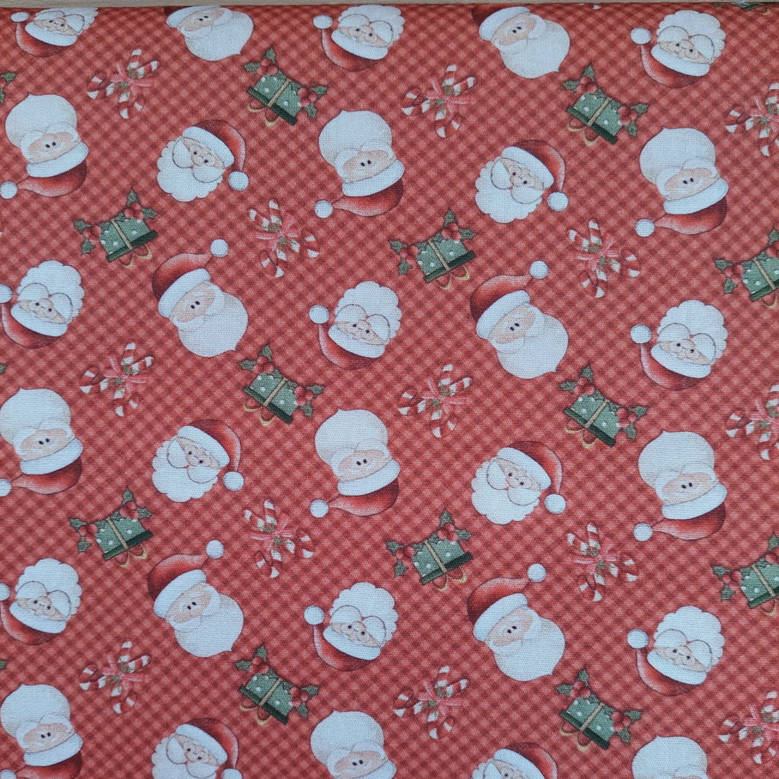 Tecido Tricoline digital  - Mini rostos Noel - Natal - fd. vermelho - Fuxicos e Fricotes  (50x1,50cm)               