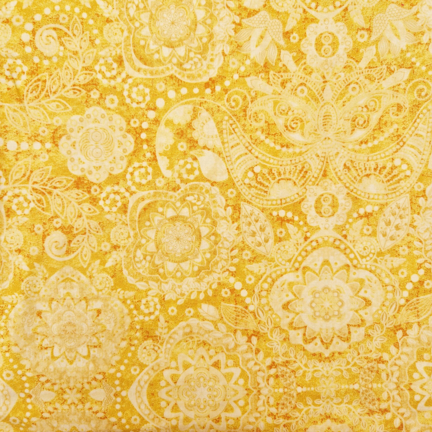 Tecido tricoline importado - Mandala amarelo  (50 x 1,10 cm )         