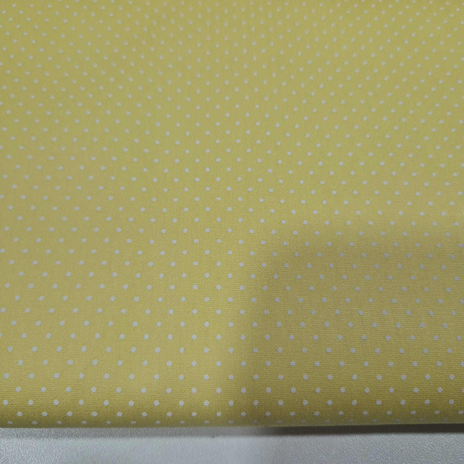 Tecido Tricoline   - Micro poá branco fd. amarelo - Tecidos Caldeira  (50x1.50cm)               