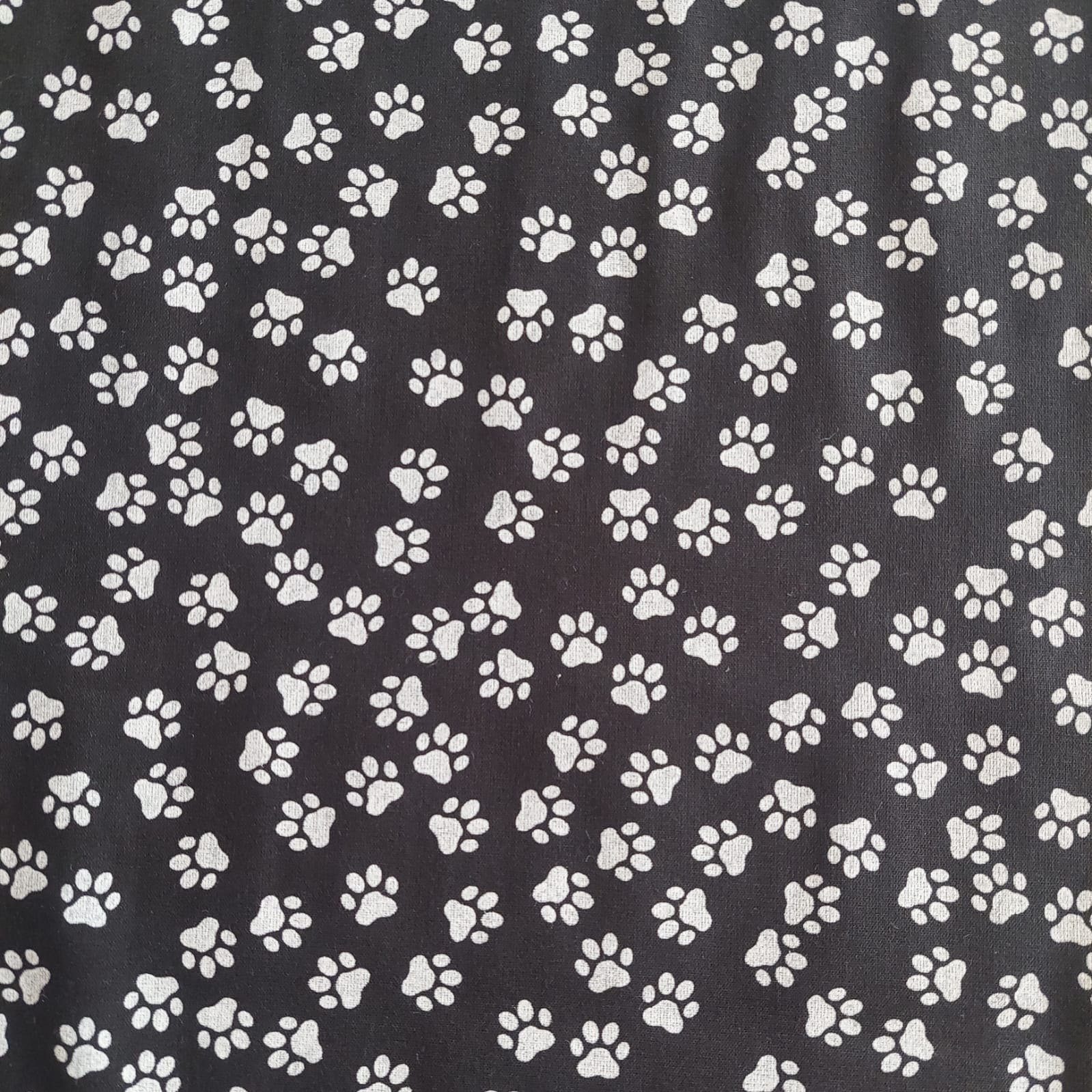 Tecido tricoline - Patinhas branca fd.preto - Fernando Maluhy  (50x1,50 cm) 